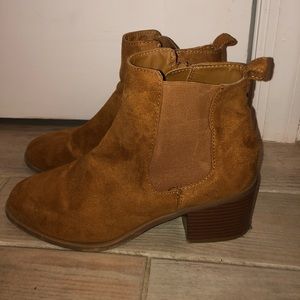 *1 DAY SALE*! GAP tan suede chelsea boot